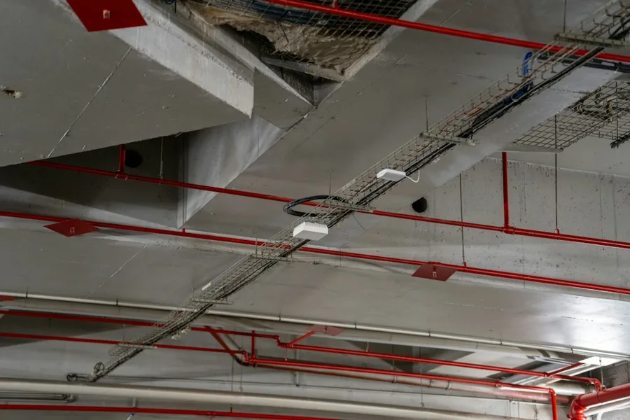 Tuberías rojas de una red contra incendio en el techo de una edificación